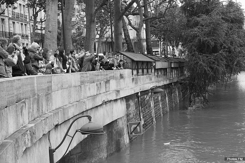 Les parisiens admirent la crue