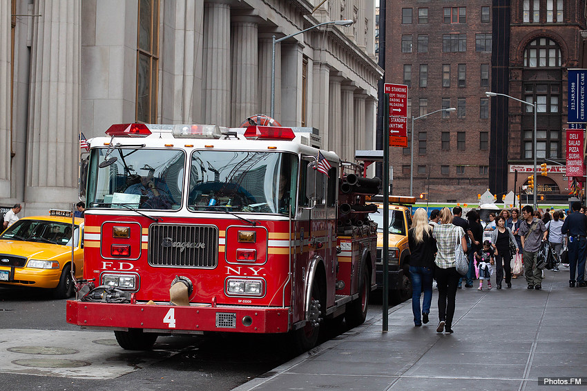 25/08/2010 Pompiers New-Yorkais devant le site de construction du nouveau World Trade Center 